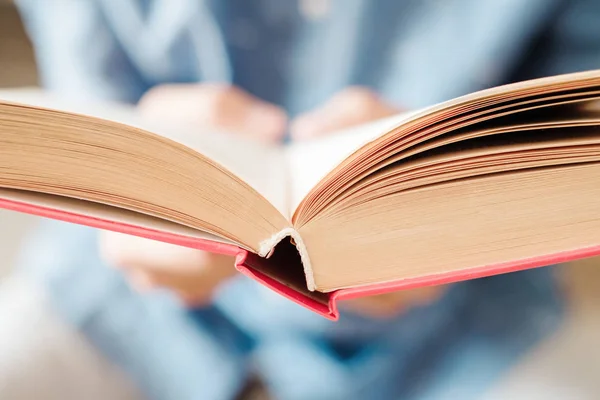 genç bir kitap okuma