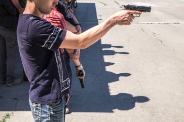 Bir dakika dostum bir tabanca sırasında eğitim Brovary, Ukrayna, 