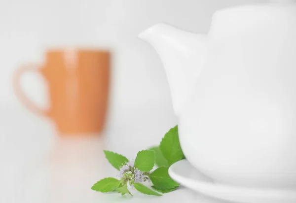 Teekanne Und Tasse Dekoriert Minzblätter — Stockfoto