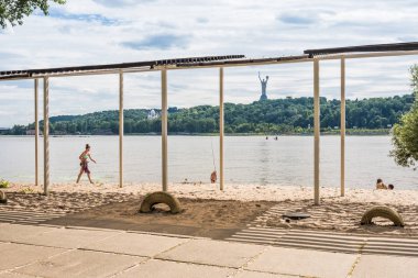 Kiev, Ukrayna - 8 Temmuz 2017: Hydropark rekreasyon alanı Dnipro ırmak, Ukrayna Kiev