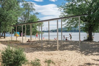 Kiev, Ukrayna - 8 Temmuz 2017: Hydropark rekreasyon alanı Dnipro ırmak, Ukrayna Kiev