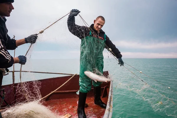 Balıkçılar Denizde Balık Tutma — Stok fotoğraf