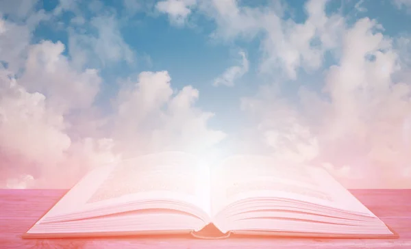 Ανοιχτό Βιβλίο Δημιουργική Μαλακό Φως Έννοια Της Σοφίας Ανάγνωση Θρησκεία — Φωτογραφία Αρχείου