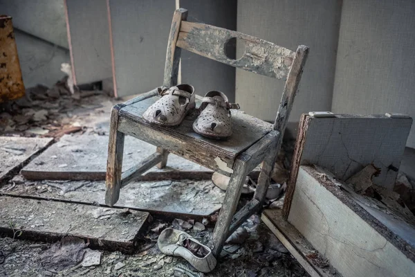 Botas Infantiles Jardín Infantes Abandonado Ciudad Fantasma Pripyat Ucrania 2018 — Foto de Stock