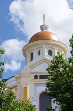 Caravaggio, Farroupilha 'da mavi gökyüzü ve bulutları olan kilise. 