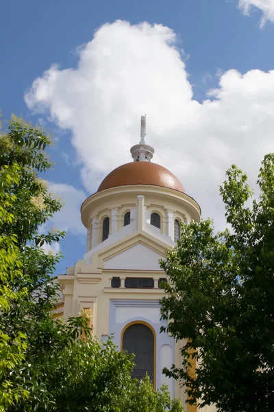 Caravaggio, Farroupilha 'da mavi gökyüzü ve bulutları olan kilise.