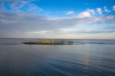 Sabahın erken saatlerinde Tavares 'teki Lagoa dos patos' da