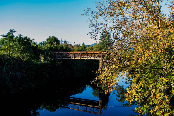 Antico Ponte Cima Fiume Con Riflesso Acqua — Foto Stock