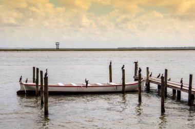 Bigus 'la rıhtımda kayık ve Rio Grande, Rio Grande do Sul' da manzaralı bir kapı.