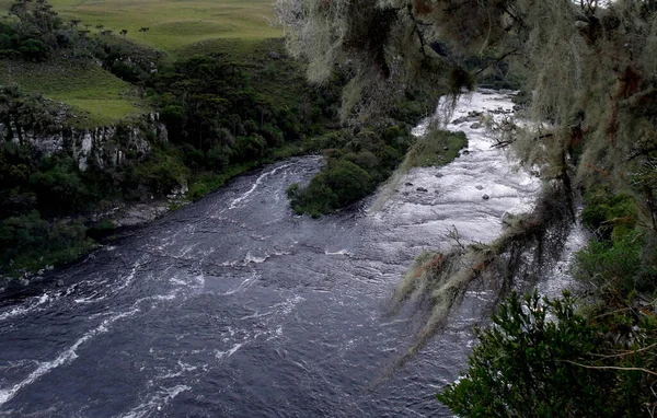 Rivier Passeren Het Midden Van Bergen Met Omringende Vegetatie Sao — Stockfoto