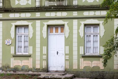 Ivoti, Rio Grande do Sul 'da eski bir evin kapı ve beyaz pencereleri 