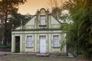 Ivoti, Rio Grande do Sul 'da beyaz pencereli yeşil antika bir ev. 