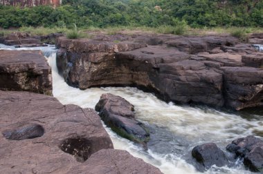 Rio Das Antas 'ta küçük şelale, Nova Roma do Sul, Brezilya 