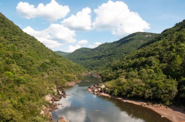 Nova Roma do Sul 'daki dağların ortasındaki Rio das antas manzarası 