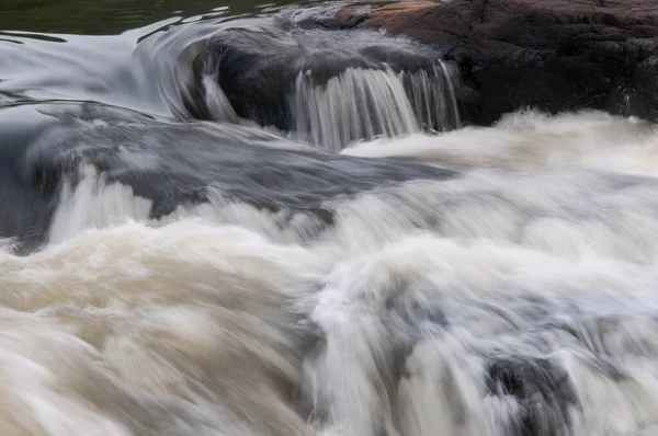 Nova Roma do Sul, Rio Grande do Sul 'daki kayalıklarda akıntılar 