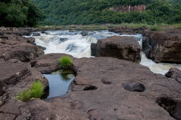 穿过巴西南部新罗姆地区石子的河流 — 图库照片