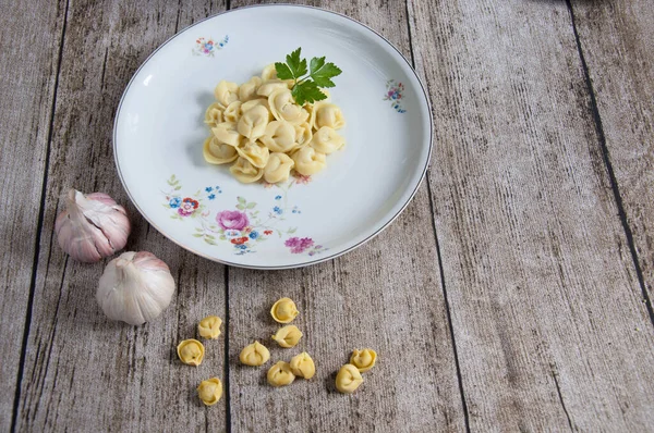 Plat Pâtes Agnoline Sur Table Avec Ail Autour — Photo