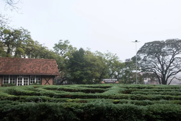 Utsikt Över Labirinto Verde Med Ett Hus Och Träd Bakom — Stockfoto