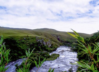 Silveira Nehri, Sao Jose dos Ausentes, Rio grande do Sul dağlarından geçiyor. 