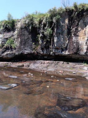Nehir kıyısındaki karanlık mağarada