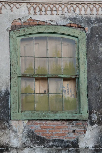 Fotografera Ett Grönt Fönster Med Några Trasiga Glasögon — Stockfoto