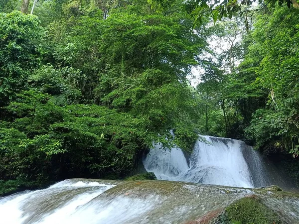 这个瀑布的高度约为8米 这水来自高冈亚齐登山的一座山 水既干净又新鲜 我们毫不犹豫地喝水 因为它是无污染的 — 图库照片