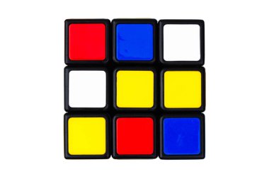 Saint-Petersburg, Rusya - 17 Temmuz 2019: Rubik küpü, rubik küp üst görünümü izole, beyaz arkaplanda zeka küpü, renkli bulmaca, matematik problemi, beyniniz için şarj etme, küp gökkuşağı paleti
