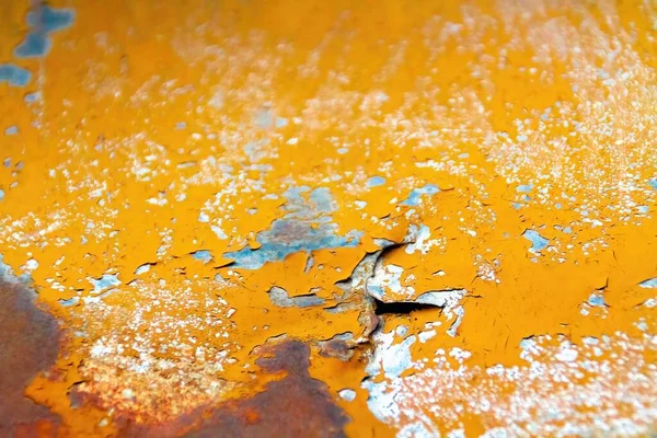 纹理剥皮橙色的油漆 市中心一座老房子的锈迹斑斑的窗台上 布满了生动而风化的橘红色油漆 年代久远 憔悴而生锈的苍老明亮多彩的表面 — 图库照片