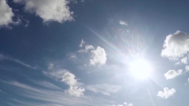 Stranden Vacker Sommardag Djupblå Himmel Med Annan Grupp Vita Mjuka — Stockvideo