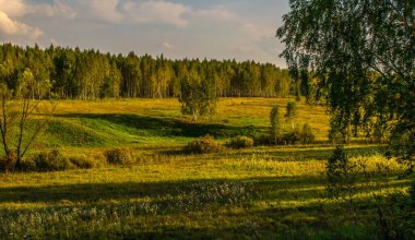 Sonbaharın başlangıcı. İyi akşamlar. Güneş ışığı çizgileri vadiyi aydınlatıyor..