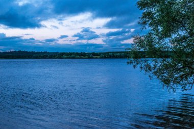 Sıcak bir yaz akşamı. Mavi gökyüzü. Sessizlik!.