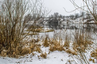 Kış. Ocak ayında olsak da nehir donmuyor. Kıyı taze karla kaplıydı..