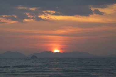 Gün batımında dramatik bir gökyüzü. Yaz arkaplanı ve duvar kağıdı. Sahne dalgası. Tropikal manzara.