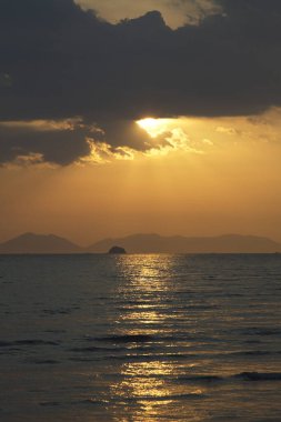 Akşamları denizde. Deniz yüzeyindeki altın yol. Duvar kağıdı ve fon. Yaz kartpostalı. Doğa manzarası.