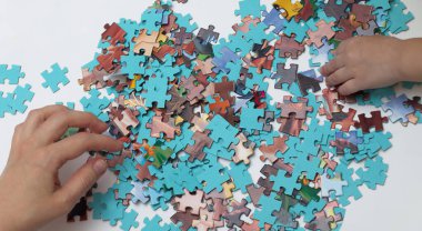 Evde yapboz oynuyordum. Oyunun unsurlarının karmaşıklığı. Çocuğunla iyi eğlenceler. Rahatlama stratejisi. Aile takım çalışması. Bütün parçaları bir araya topla.. 