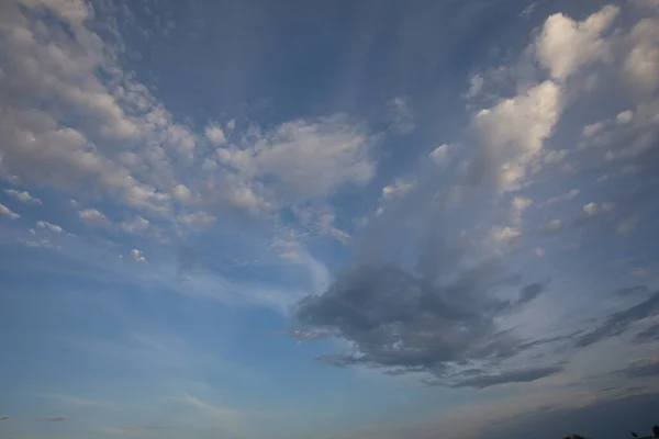 Modrá Obloha Bílými Mraky Tapeta Pozadí — Stock fotografie