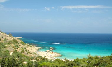 Deniz ve sahilin yaz manzarası. Kıyıdan geçen teknenin görüntüsü ve denizdeki tekneden gelen dalgalar. Seyahat arazisi. Doğa deniz kenarındadır. Kıyı şeridi renkli. Duvar kağıdı, arkaplan.