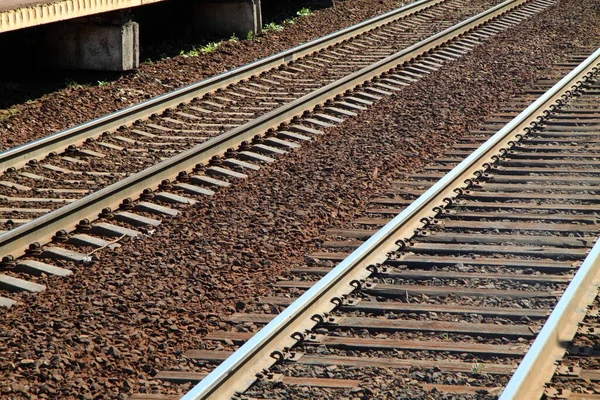 Platformun yanındaki raylar. Duvar kağıtları, posterler ve arka planlar için..