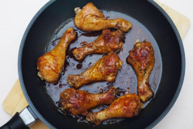 Tavada kızarmış tavuk budu. Ev yapımı yemek manzarası. Lezzetli pişirilmiş.