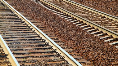 İki tren yolu var. Varış konsepti. Duvar kağıtları, posterler ve arka planlar için..
