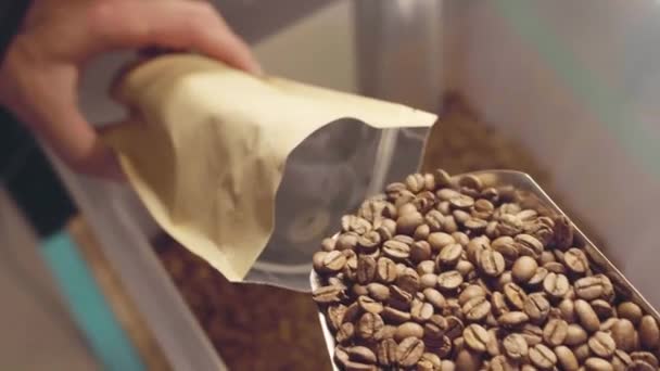 Förpackning av kaffebönor — Stockvideo