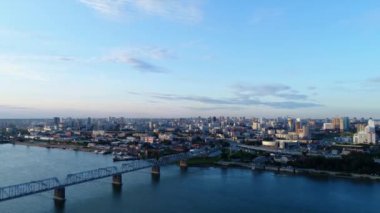 Yukarıdan Şehre ve Nehre Görünüm