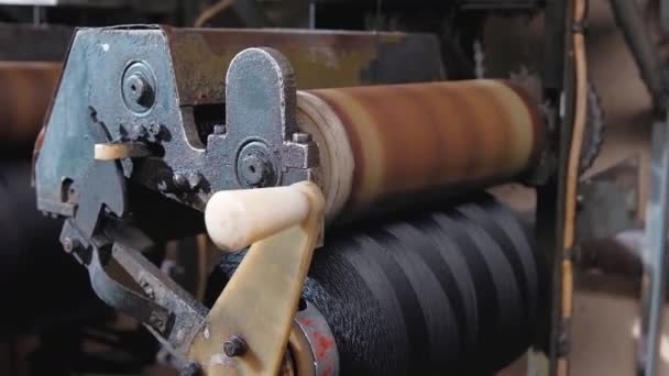 Zwarte draad productie machine close-up — Stockvideo