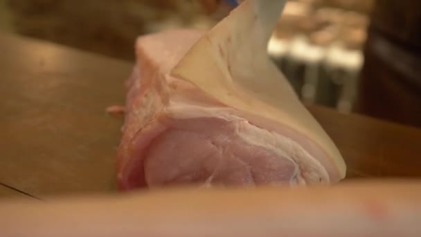Cortando la acelga de un trozo grande de cerdo. — Vídeos de Stock