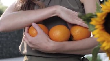 Markette Portakal ve Limon Tutan Kadın Elleri