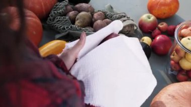 Kadın eli markette beyaz havluyla elma siler. Üst Manzara. Hijyen.