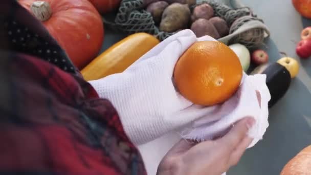 Les femmes essuient les mains orange avec une serviette blanche sur le marché. Vue de dessus. Hygiène. — Video