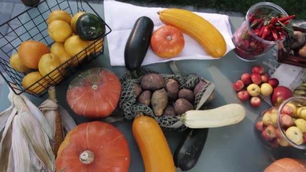 Verse groenten en fruit op de tafel — Stockvideo