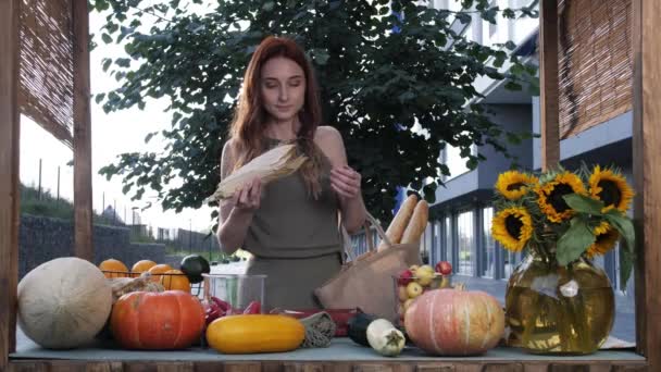 Ung kvinna köpa glödhet chili paprika och sätta i påsen på marknaden — Stockvideo