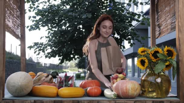 Söt ung kvinna Köpa och lukta äpplen på marknaden — Stockvideo